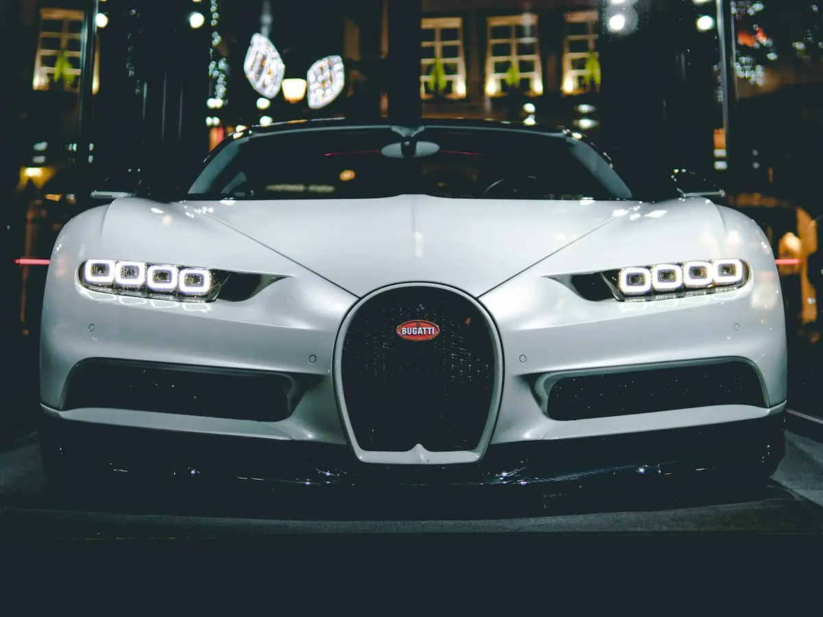 Renkli araç kaplama uygulanmış premium spor otomobil